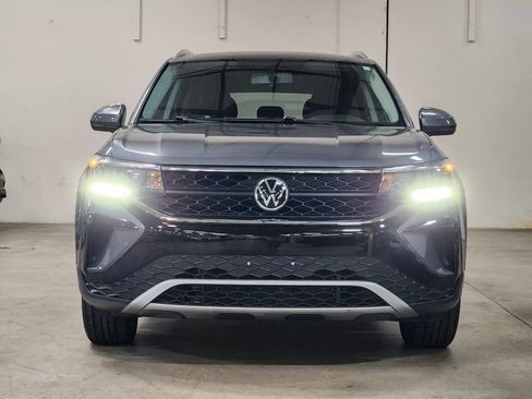 Used 2022 Volkswagen Taos SE FWD image 2