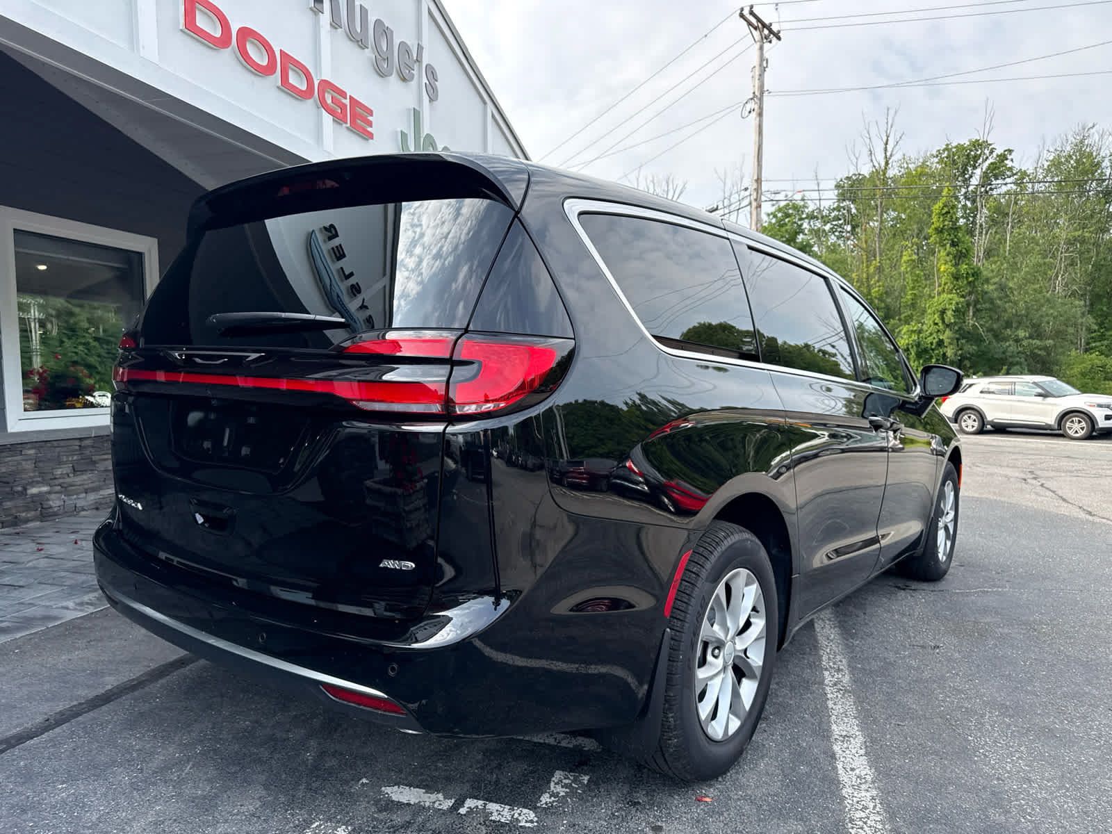 New 2027 Chrysler Pacifica Select AWD/4WD image 3
