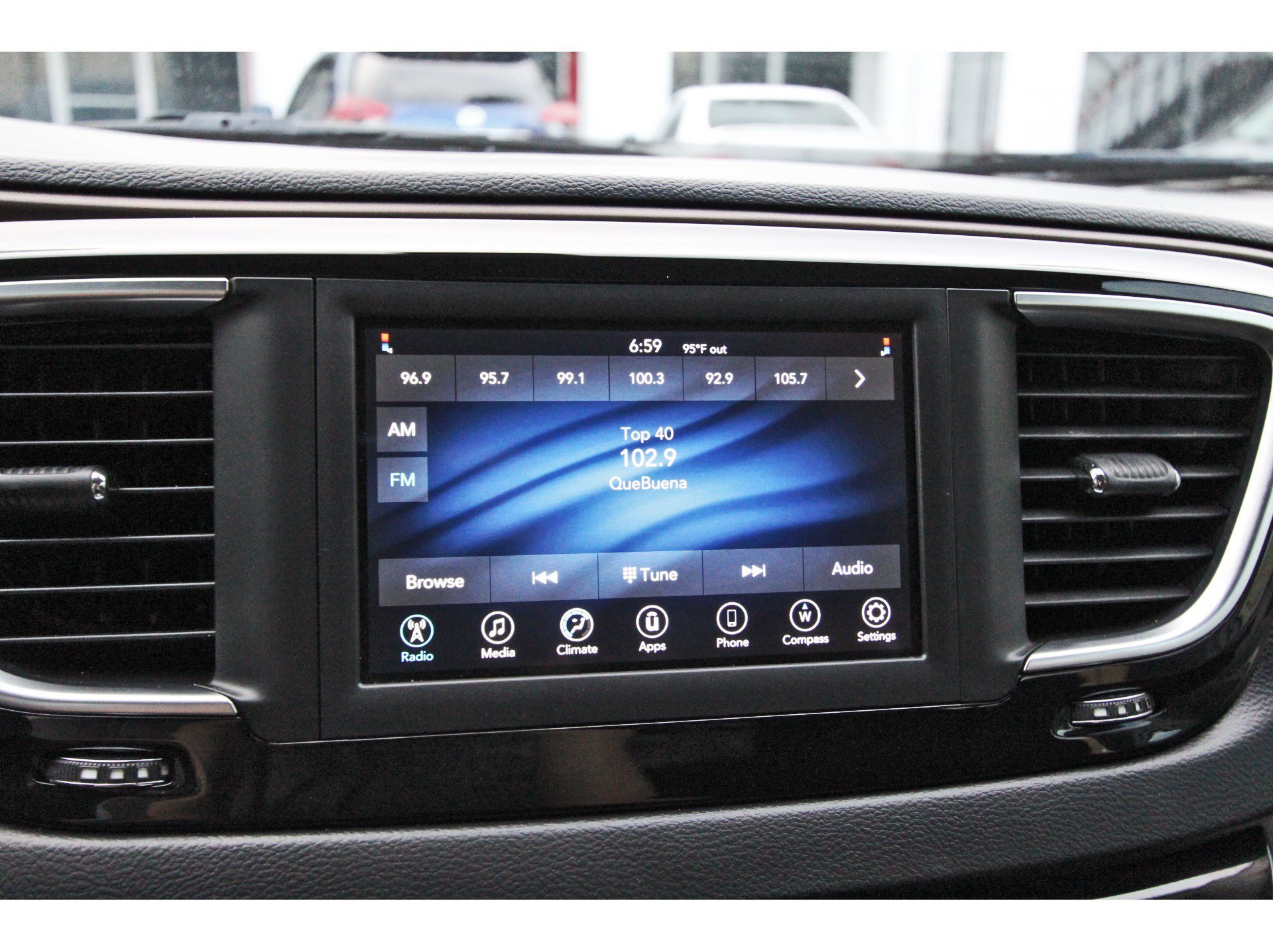 Used 2020 Chrysler Voyager L FWD image 28