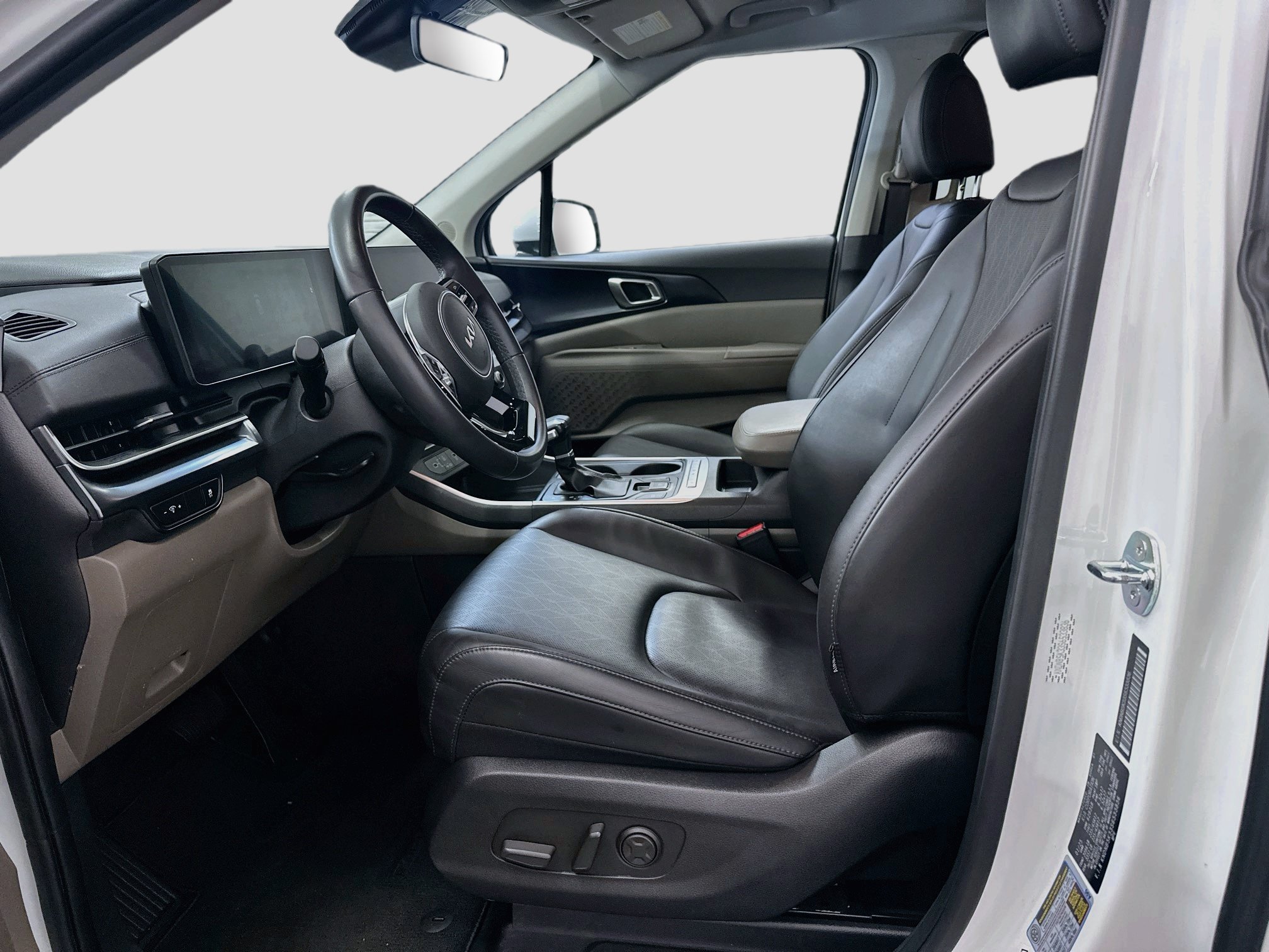 Used 2025 Kia Carnival FWD image 13