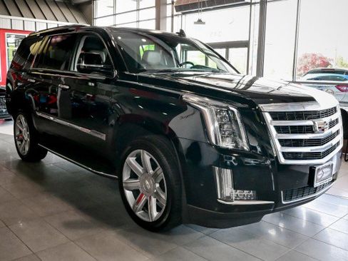 Used 2017 Cadillac Escalade Luxury AWD/4WD image 3