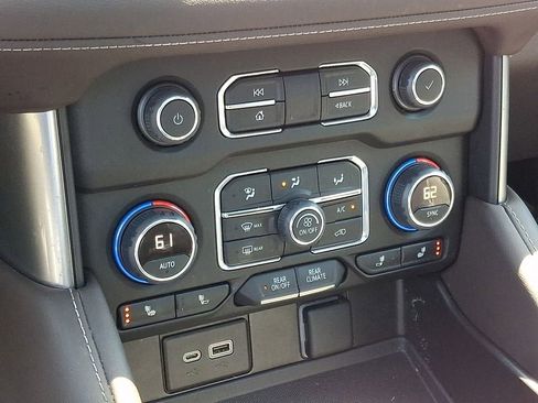 Used 2022 Chevrolet Tahoe Z71 w/ Luxury Package AWD/4WD image 17