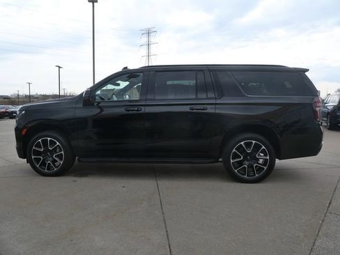 Used 2022 Chevrolet Suburban RST w/ Luxury Package AWD/4WD image 4