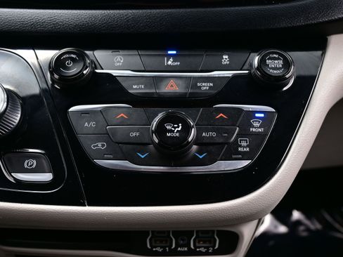 Used 2022 Chrysler Pacifica Touring-L FWD image 22