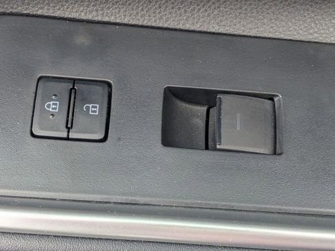 Used 2023 Toyota Highlander XLE FWD image 34