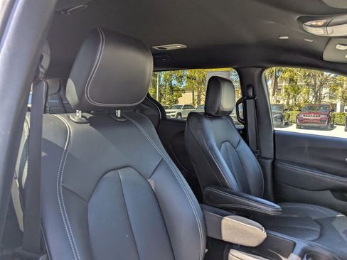 Used 2025 Chrysler Pacifica Select image 11