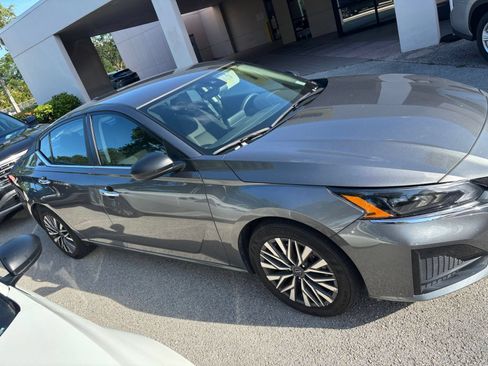 Used 2025 Nissan Altima 2.5 SV FWD image 2