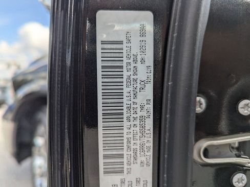 Used 2017 RAM 1500 Laramie image 29