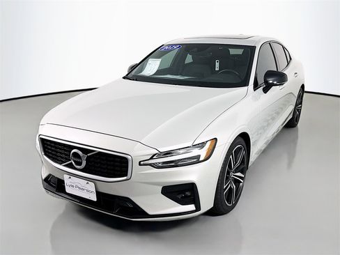 Used 2019 Volvo S60 T6 R-Design image 1