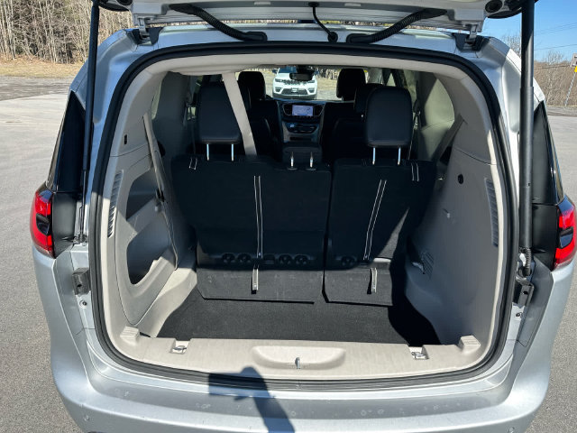 Used 2024 Chrysler Pacifica Touring-L FWD image 22