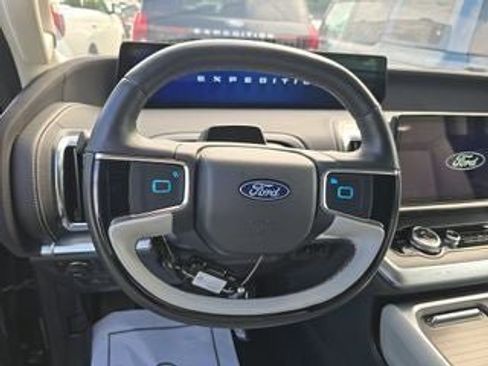 Used 2025 Ford Expedition Max Platinum w/ Driver's Package AWD/4WD image 12