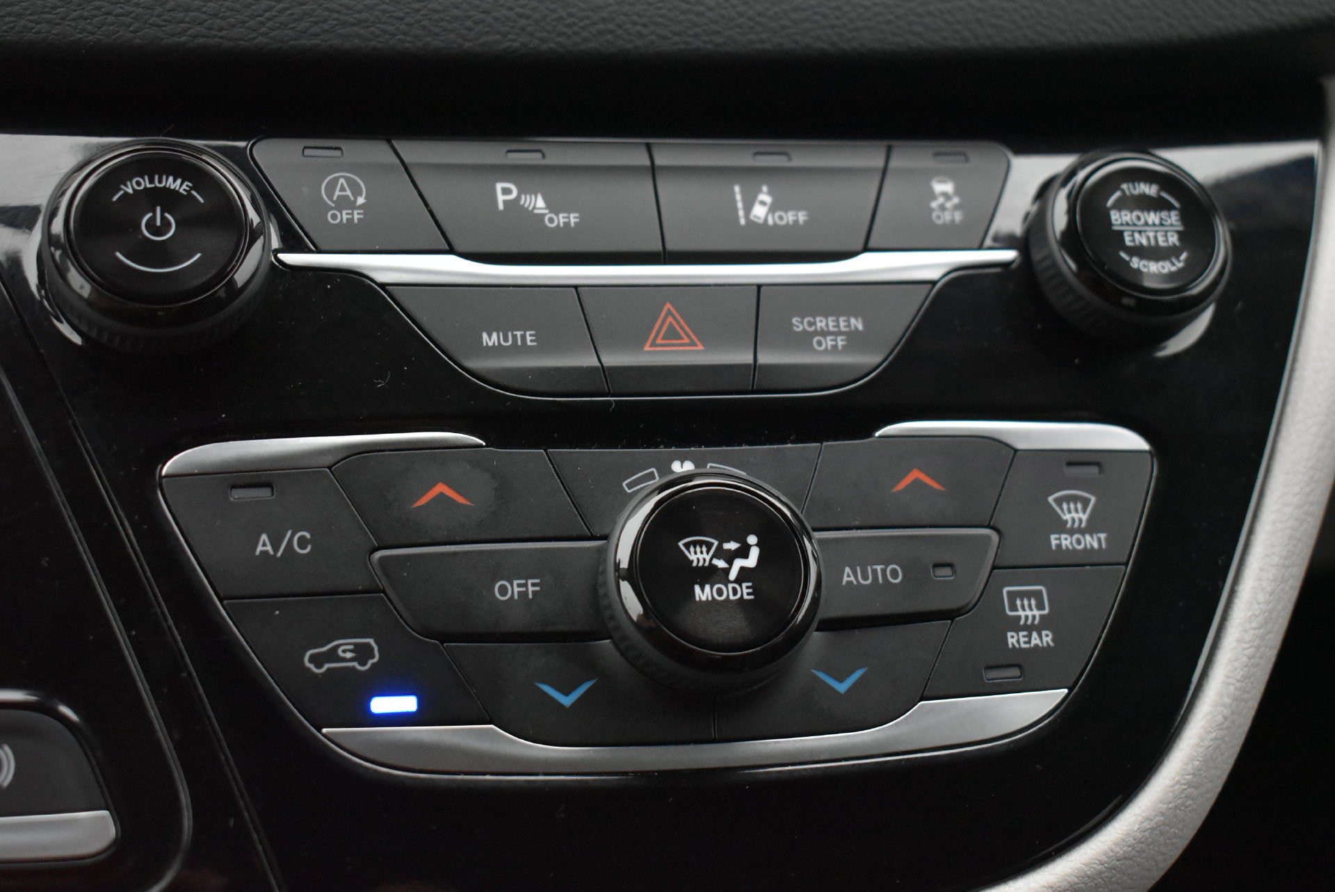 Used 2024 Chrysler Pacifica Touring-L FWD image 28
