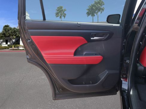 Used 2023 Toyota Highlander XSE image 7