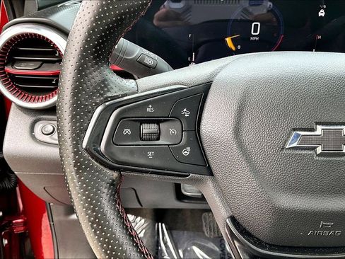 Used 2025 Chevrolet Trax RS w/ Sunroof Package FWD image 17