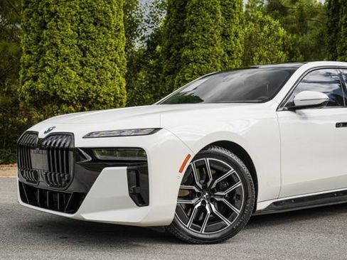 Used 2023 BMW i7 xDrive60 w/ Executive Package 2 AWD/4WD image 3