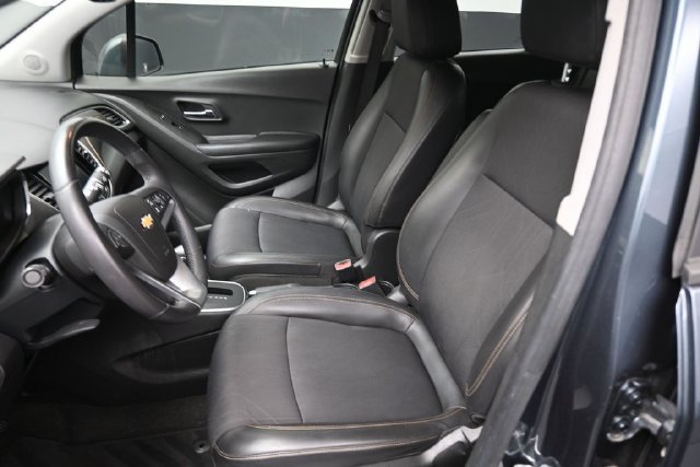 Used 2021 Chevrolet Trax LT w/ LT Convenience Package FWD image 19