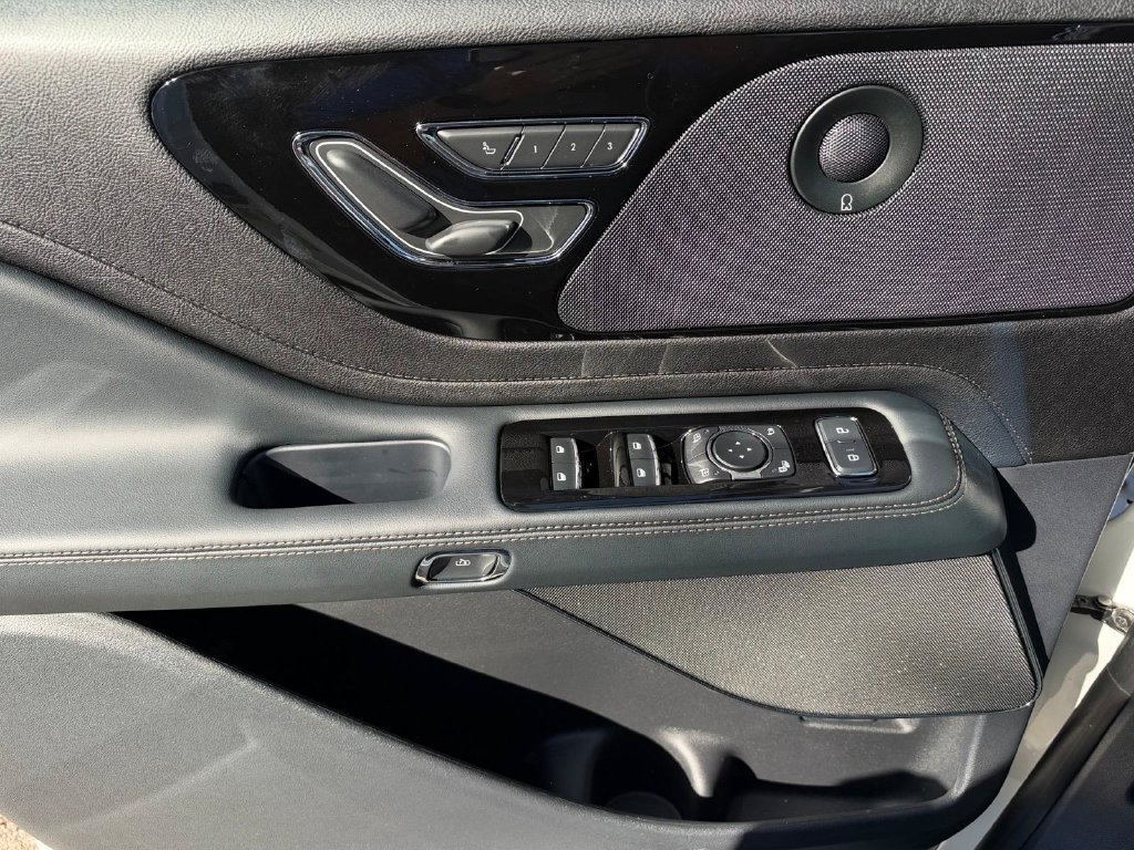 New 2027 Lincoln Aviator AWD image 18