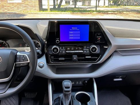 Used 2023 Toyota Highlander L FWD image 9