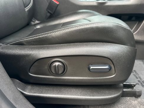 Used 2024 GMC Terrain SLT image 23