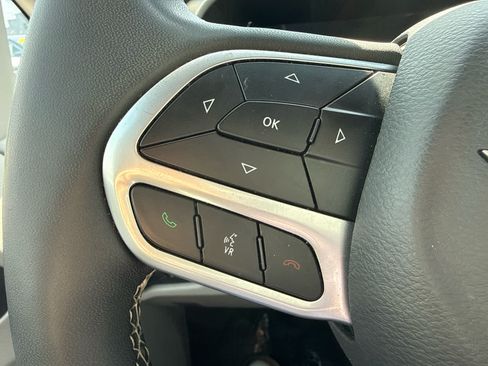 Used 2023 Chrysler Pacifica Touring-L FWD image 23