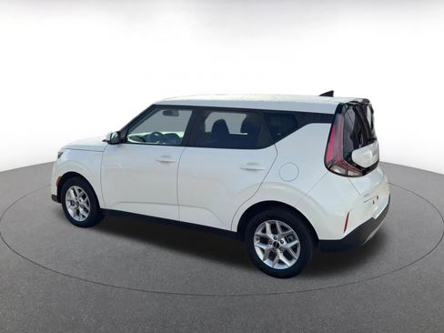 Used 2025 Kia Soul LX w/ LX Technology Package FWD image 8