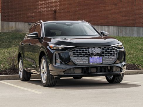 Certified 2025 Audi Q5 Premium Plus w/ Premium Plus image 1