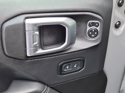 Used 2023 Jeep Gladiator Overland image 18