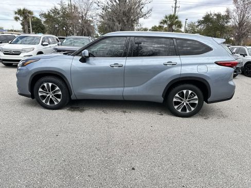 Used 2023 Toyota Highlander XLE image 3