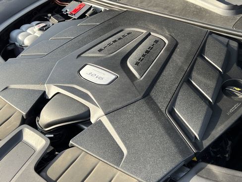 Certified 2023 Porsche Cayenne Platinum Edition image 35