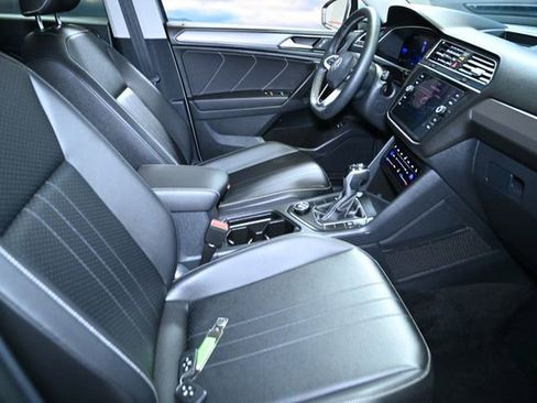 Used 2022 Volkswagen Tiguan SE image 44