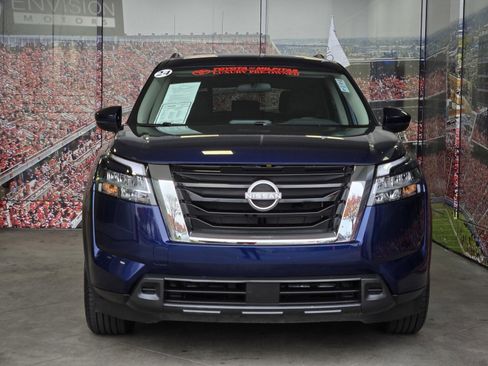 Used 2024 Nissan Pathfinder SV image 3