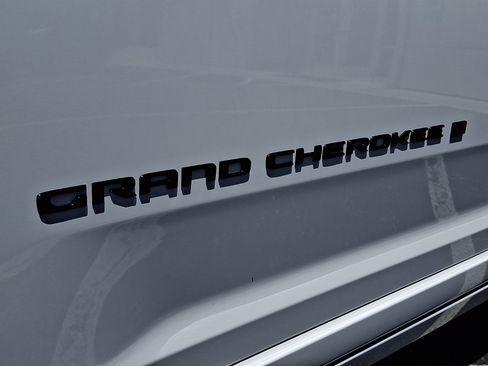 New 2026 Jeep Grand Cherokee Summit w/ Obsidian Package AWD/4WD image 19
