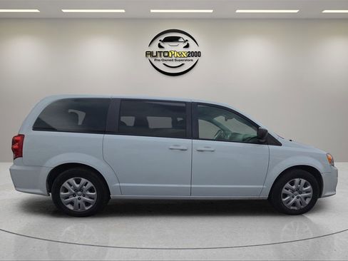 Used 2018 Dodge Grand Caravan SE w/ UConnect Hands-Free Group image 8