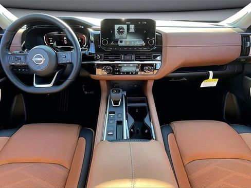 New 2025 Nissan Pathfinder Platinum image 5