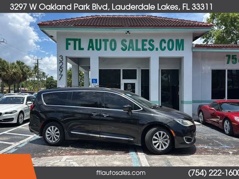 Used 2017 Chrysler Pacifica Touring-L FWD image 1