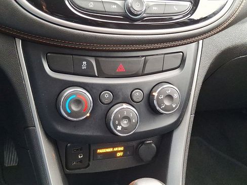 Used 2020 Chevrolet Trax LT w/ LT Convenience Package image 18