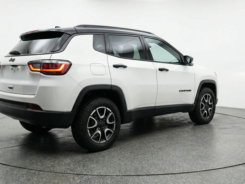 Used 2025 Jeep Compass Trailhawk image 9