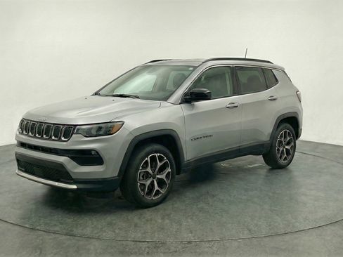 Used 2025 Jeep Compass Limited AWD/4WD image 3
