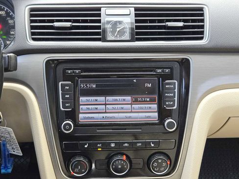 Used 2015 Volkswagen Passat TDI SE image 18