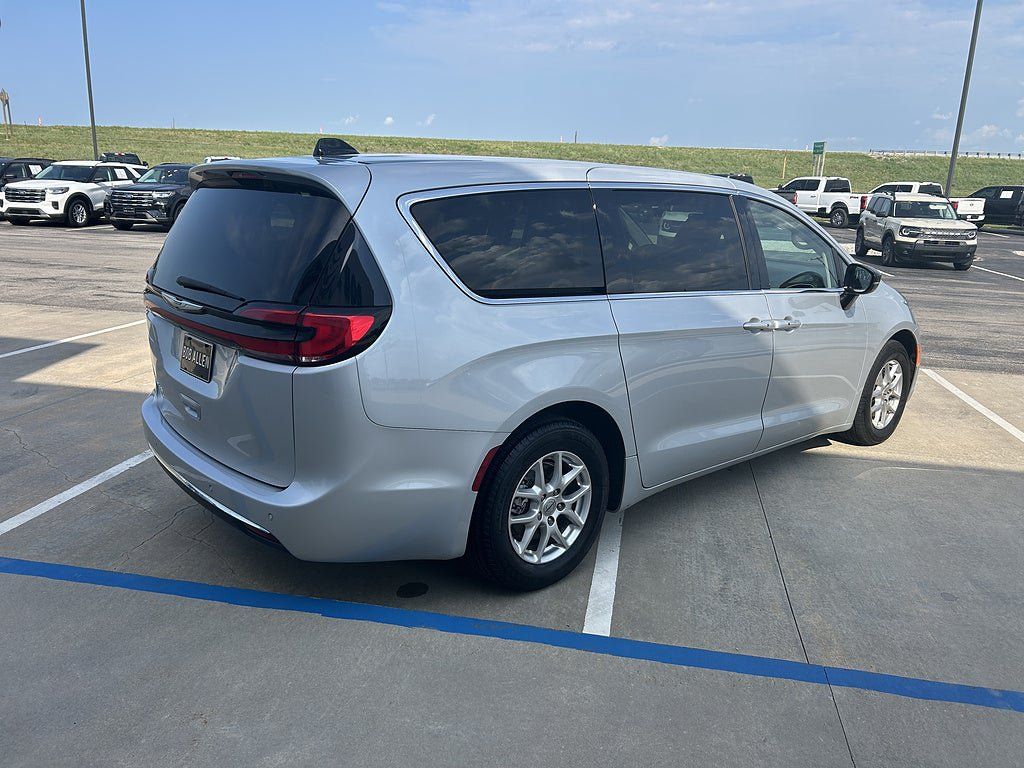Used 2024 Chrysler Pacifica Touring-L FWD image 5