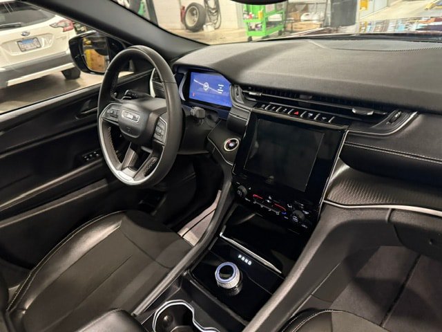 Used 2024 Jeep Grand Cherokee L Altitude AWD/4WD image 13