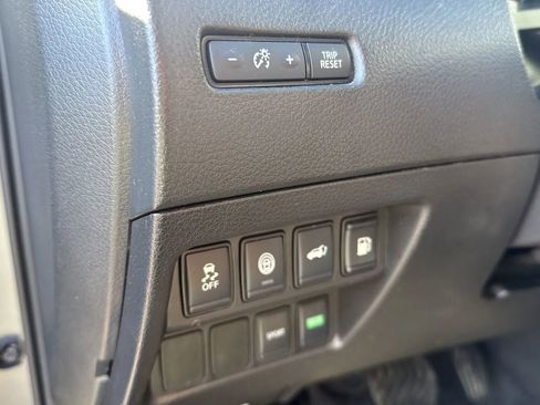 Used 2020 Nissan Rogue SV image 17