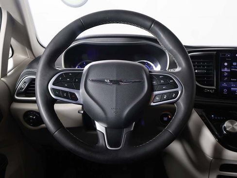 Used 2023 Chrysler Pacifica Touring-L FWD image 36