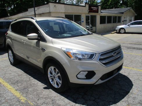 Used 2018 Ford Escape SE w/ Ford Safe & Smart Package FWD image 4