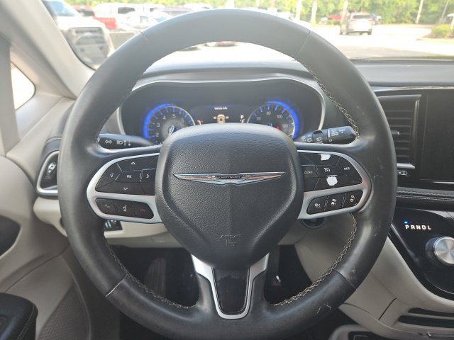 Used 2024 Chrysler Pacifica Touring-L FWD image 14