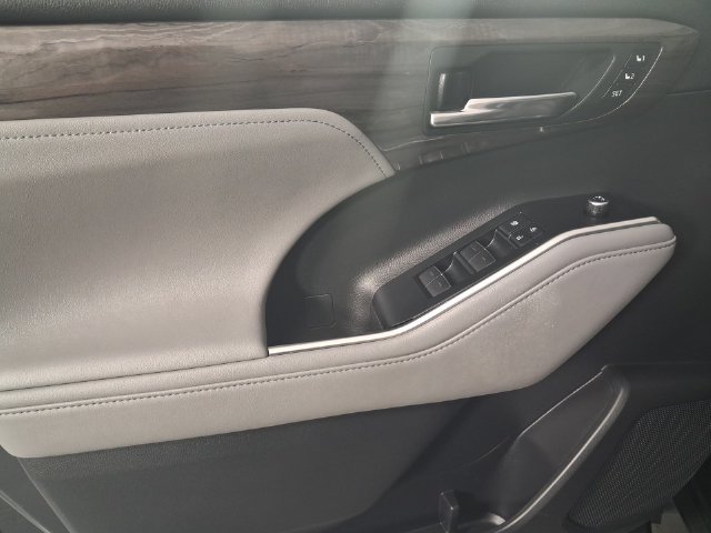 Used 2020 Toyota Highlander Limited AWD/4WD image 21
