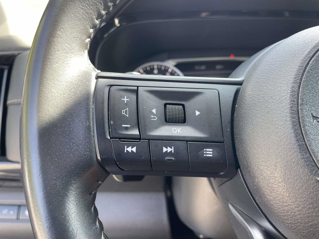 Used 2025 Nissan Pathfinder SV FWD image 20