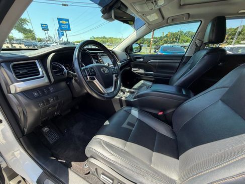 Used 2017 Toyota Highlander Limited AWD/4WD image 29