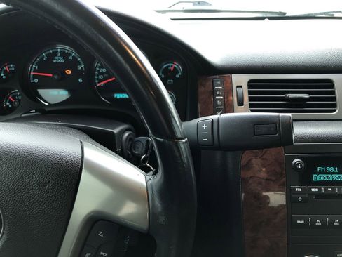 Used 2013 Chevrolet Avalanche LT image 18