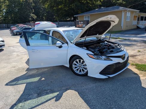 Used 2018 Toyota Camry LE FWD image 11